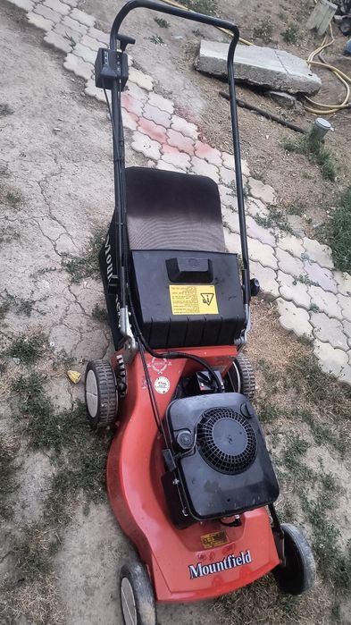 Vand masina pentru gazon cu pornire la cheie