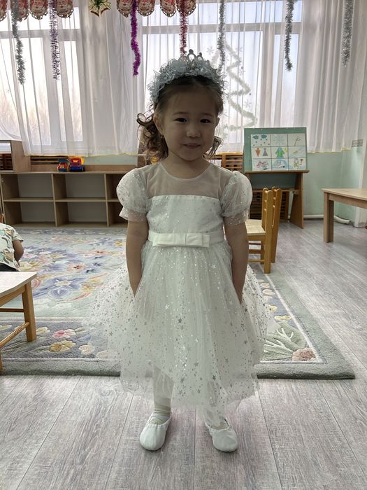 Продам для девочки платья и туфли