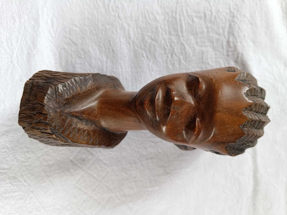 Бюст от дърво на африканска жена