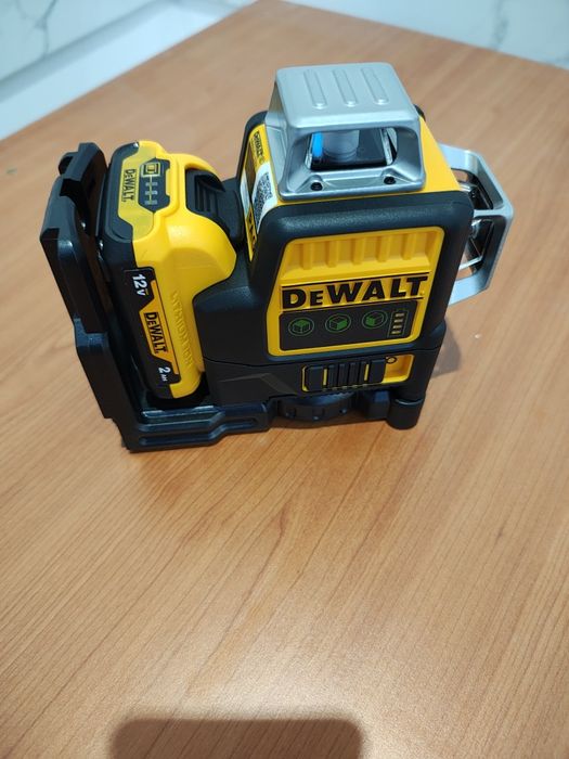 Vând nivela laser DeWalt 360° noua