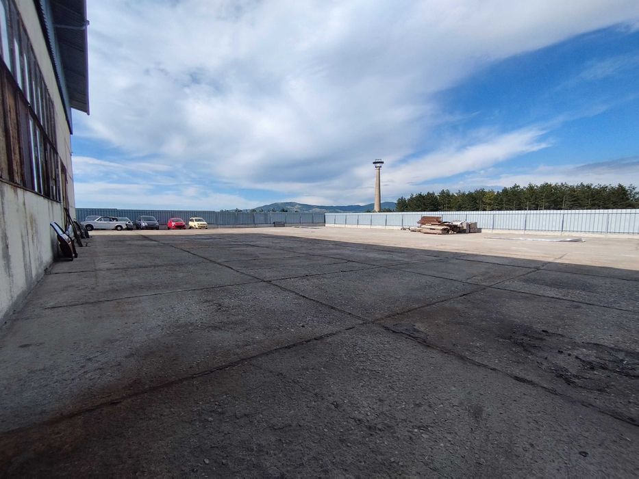 Под наем промишлено място Перник, паркинг, гараж, склад от 400/1500кв.