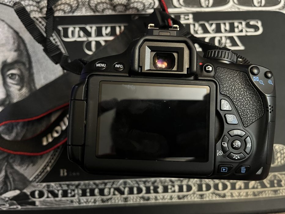 Canon 650d + объектив 18-55mm + зарядка + флэшкарта на 32ГБ