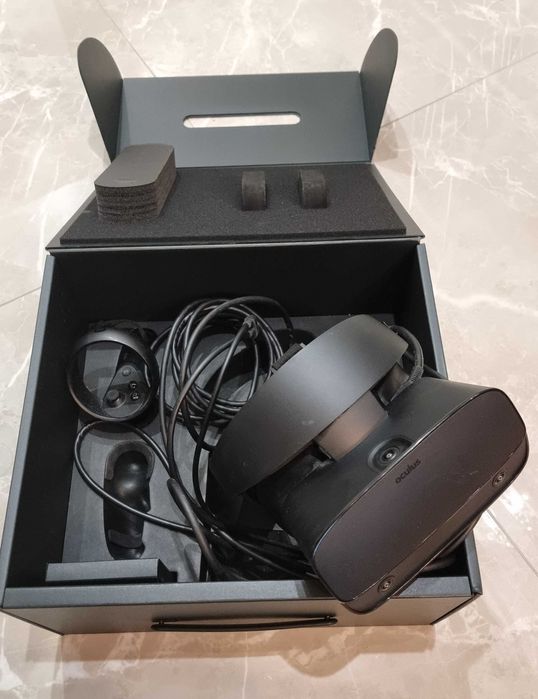 VR очила Oculus Rift S + 1 контролер + кутия