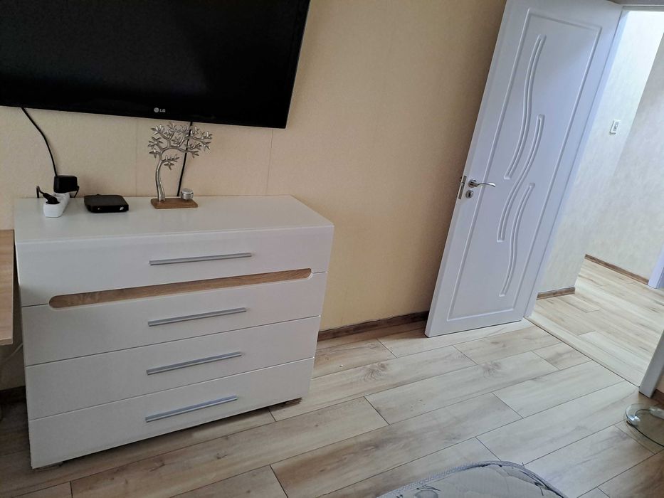 Спалня с матрак, гардероб, скрин, нощни шкафчета и огледало