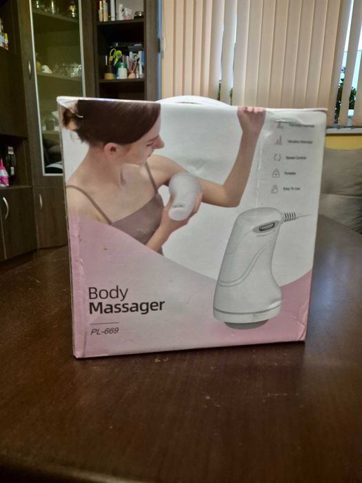 Масажор за тяло с различни приставки