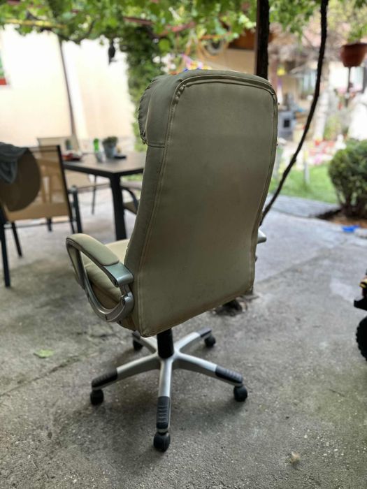 Офис стол  бежов цвят