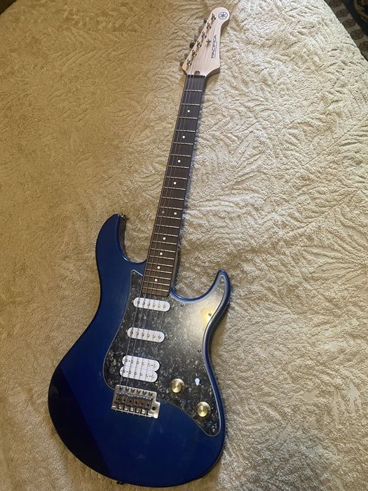 Yamaha Pacifica 012