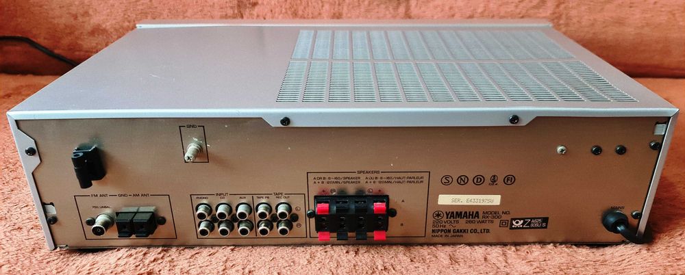 Yamaha RX-300 amplituner 2X33W pe 8 Ohm sau 2X54W pe 4 ohm