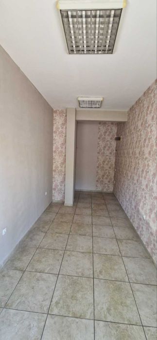 Дава се под наем Магазин в Карлово - 22 кв.м за 255 € - Снимка #2