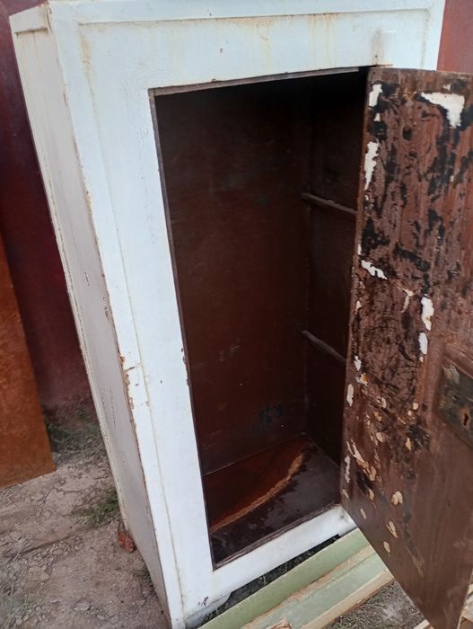 Сейф металический