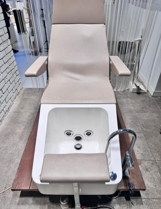 Продам кожаные педикюрное кресло и кушетку