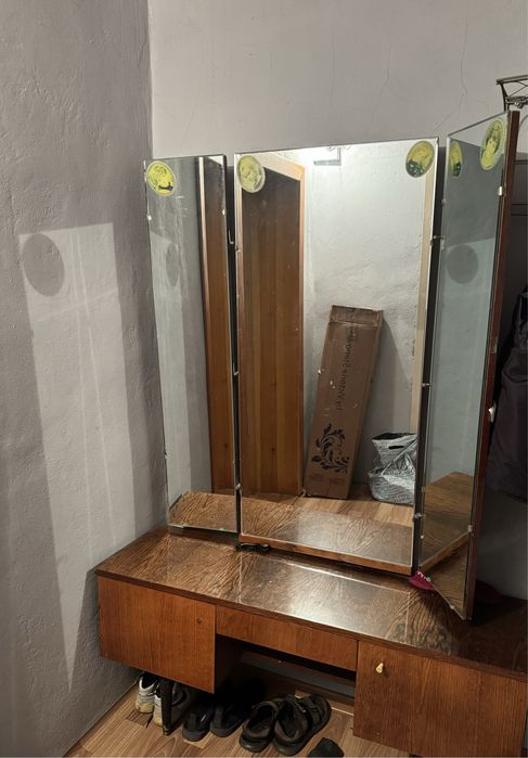 Трюмо с зеркалом для прихожей