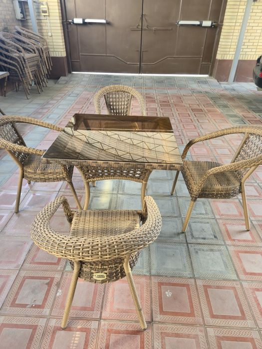 Ротанговый садовый стол и стулья