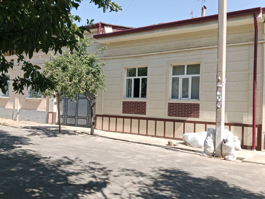 Uy sotiladi shtabda 3 sotiq 6 xona  holati yaxshi  narxii kelishamz