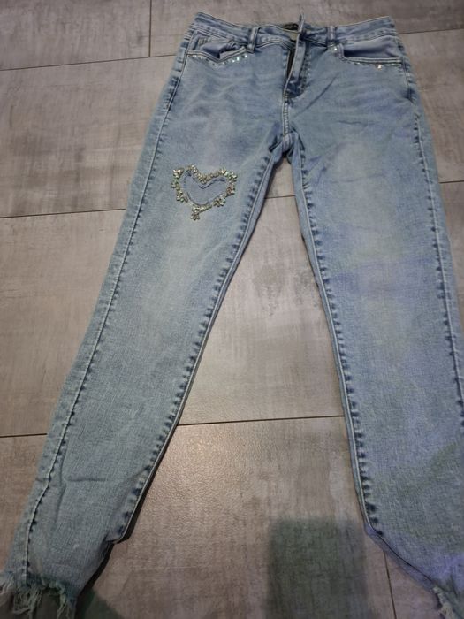 Облекло с- м размер, дънките са с етикет