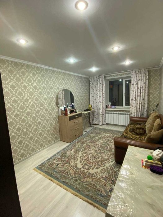 продам 4 комнатную на 8мкр