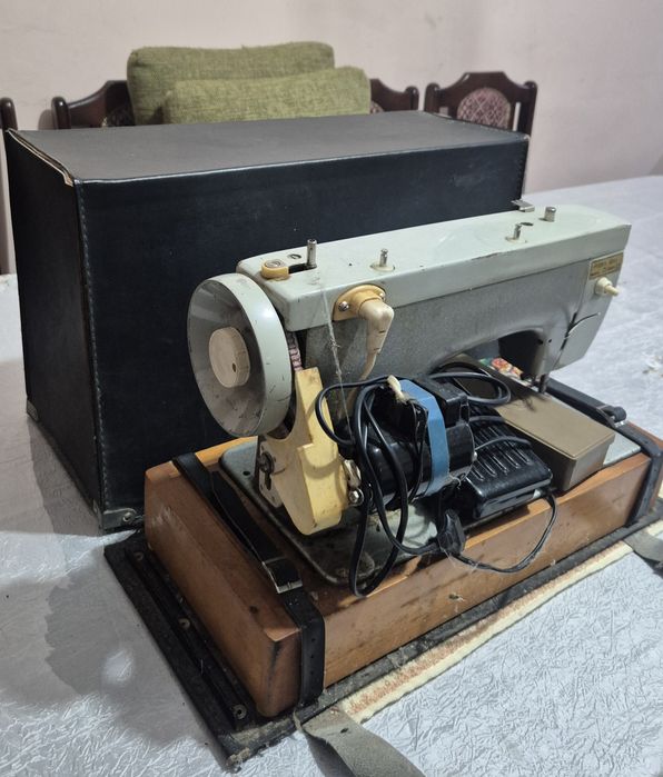 Продам электрическую швейную машинку