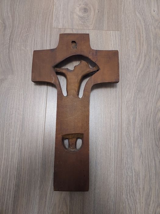 Crucifix din lemn sculptat manual