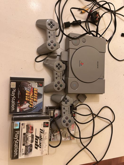 Комплект PlayStation 1 (PS1) + 3 Оригинални Джойстика + 9 Игри