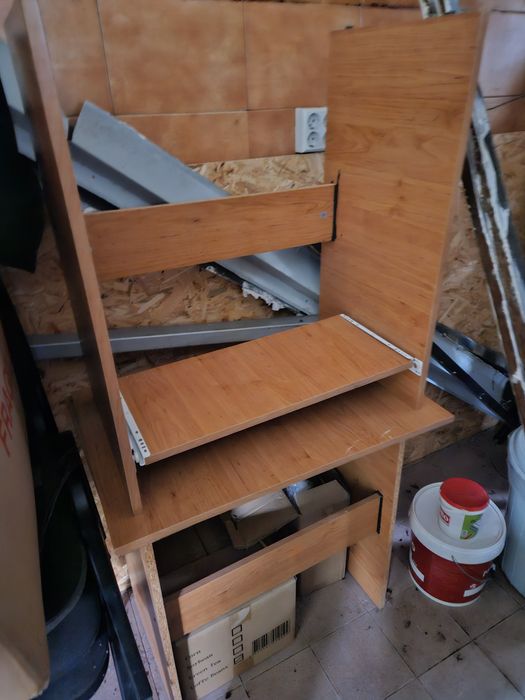 Подарявам офис маси до неделя вечерта