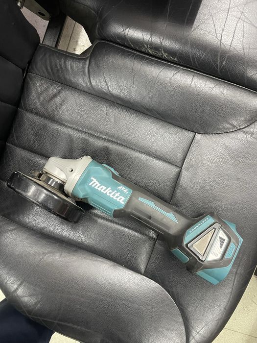 Акумолаторенъглошлайф makita DGA511 18v обороти датчик за батерията