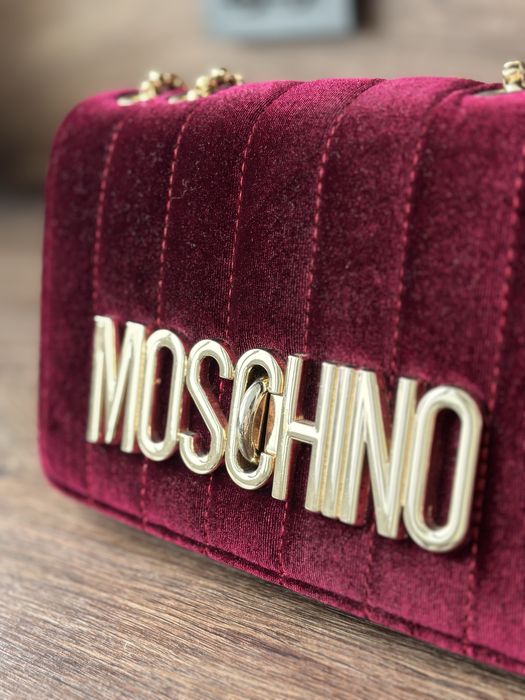 Малка чанта със златиста верижка