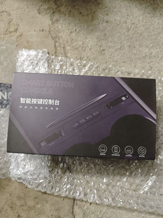 Бутони за Тесла модел 3 и у