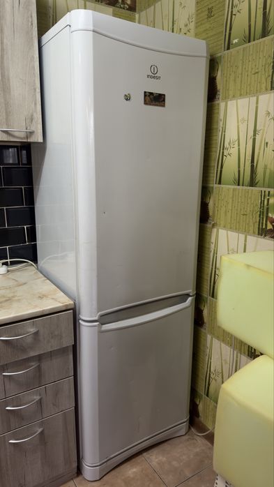 Холодильник indesit