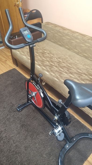 Bicicletă fitness puțin folosită.