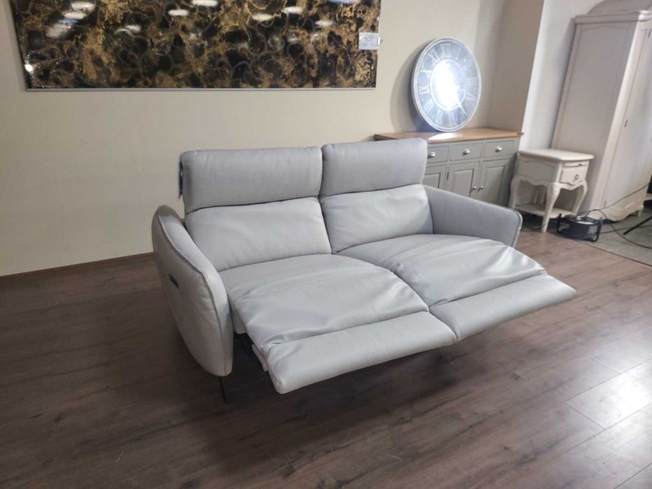 Светло сив кожен диван тройка Natuzzi с електрически релаксиращ механизъм