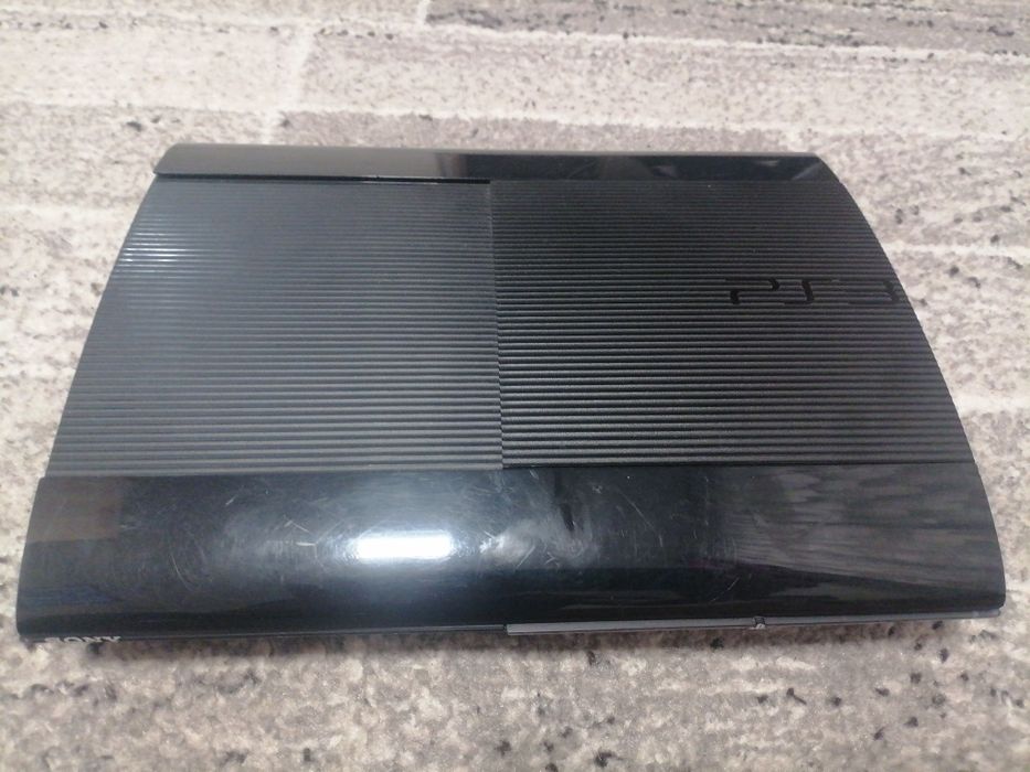 Playstation 3 super slim cu 10 jocuri si doua  controale