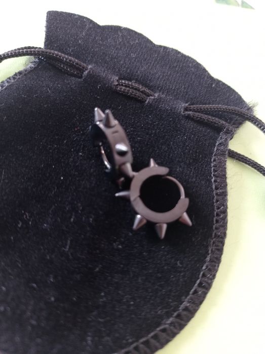 Обеци с шипове черни