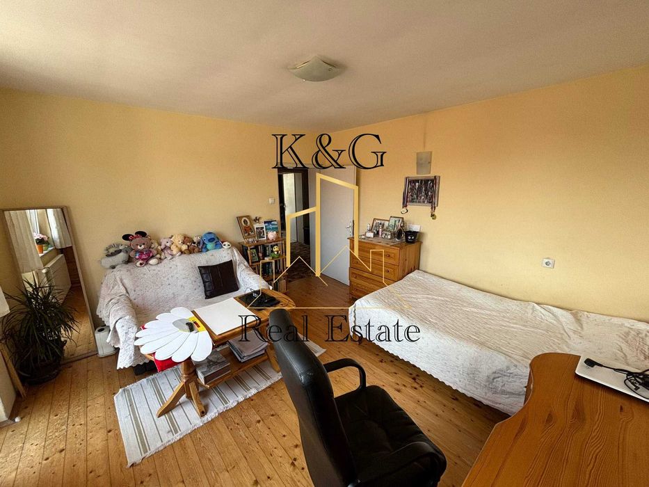 Етаж от къща в кв " Варош "