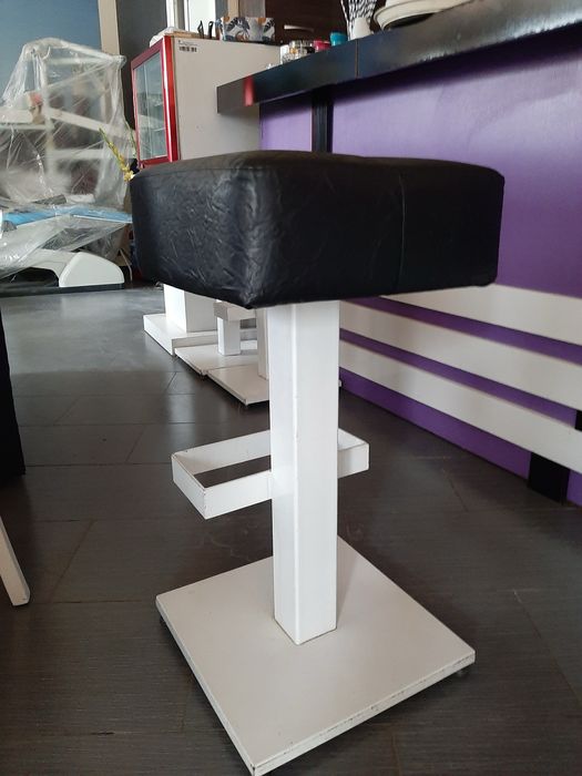 Бар маси,бар столове,дивани ,маси и столове от неработещо кафе.