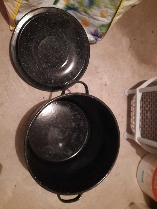 Емайлирана тенджера за готвене с две дръжки и капак