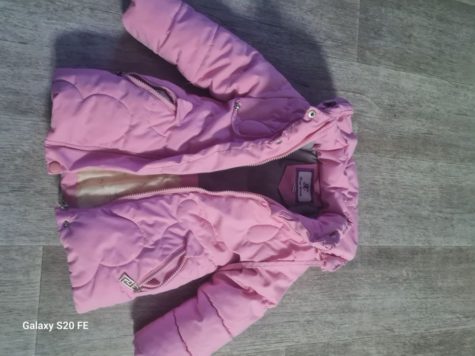 Продам куртку зимнию на девочку