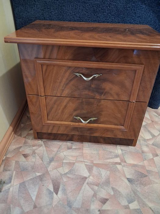 Продам комод с зеркалом и тумбы