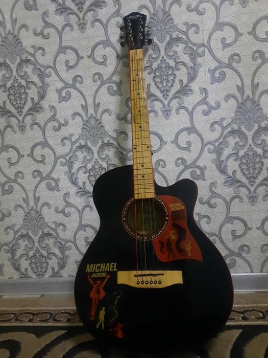 41 o‘lchamli akustik gitara.  Акустическая гитара 41 размер