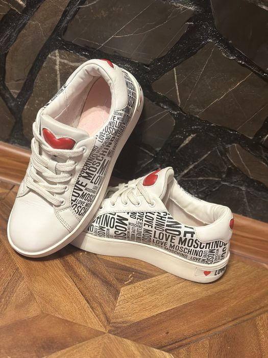 Tenesi, love moschino