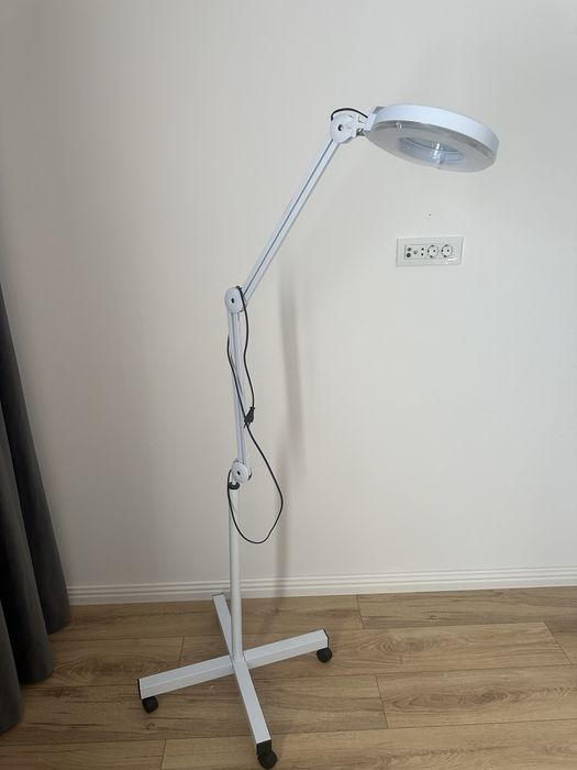 Vand lampa cu lupa mobila