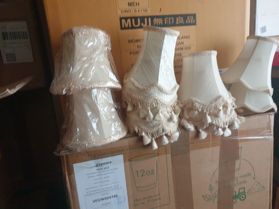 Abajur mici pe  deasupra becului