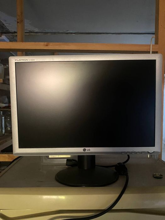 Eski manitor sotiladi