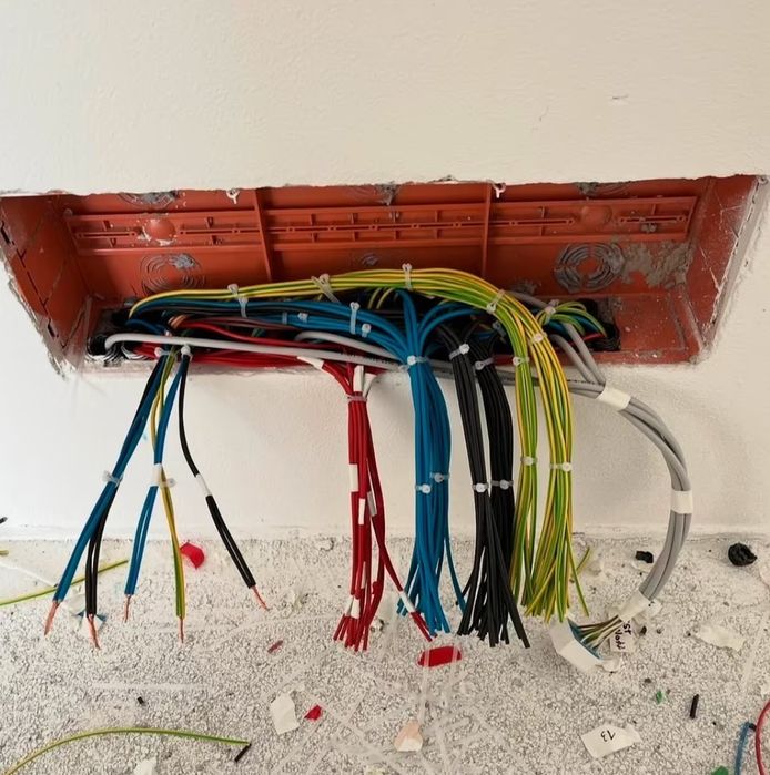 Electrician Rădăuți și împrejurimi  . Instalații.  Intervenții 
Electr