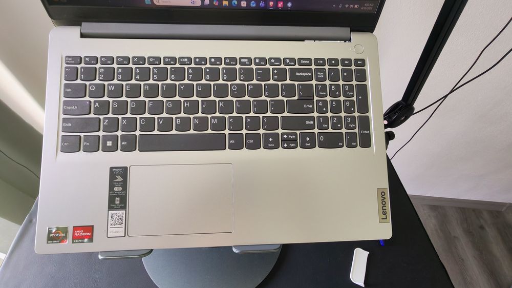 - Vând Laptop Lenovo -