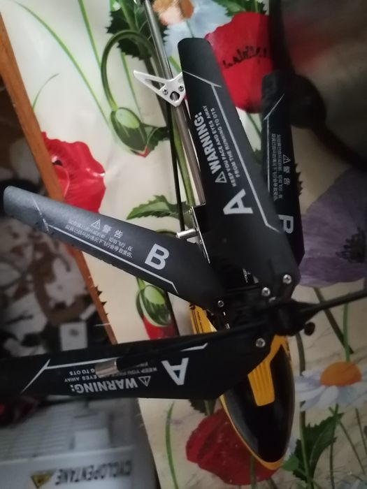 Вертолет на пульте работает