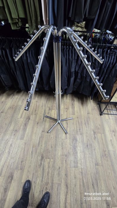 Продам витрины, стеллажи.