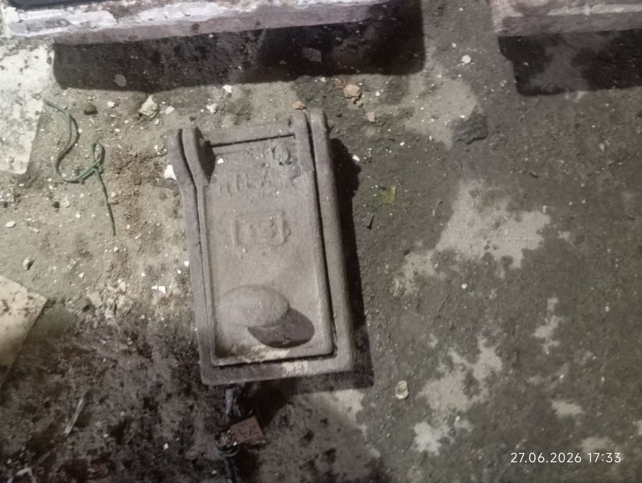 продам чугунные дверцы на печку,канистры