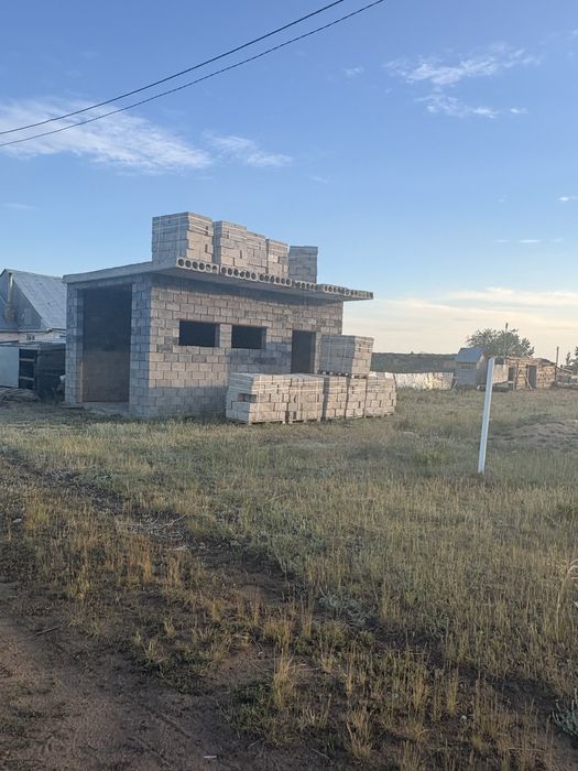 Участок с постройкой