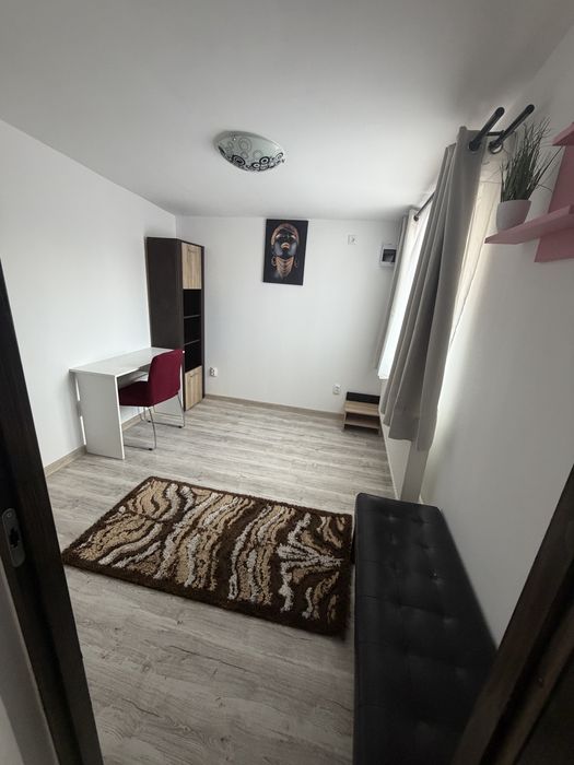 Inchiriez casa la curte