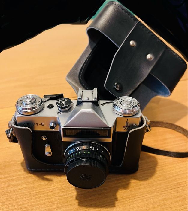 УНИКАЛЕН  и в Перфектноно Състояние Фотоапарат ZENIT-E+ориги.аксесоари